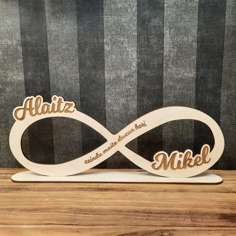 Infinito de madera personalizado con nombres